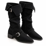 Bottes femme noires veloutées à revers et boucle sur fond blanc