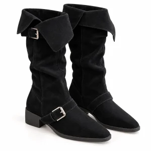 Bottes femme noires veloutées à revers et boucle sur fond blanc