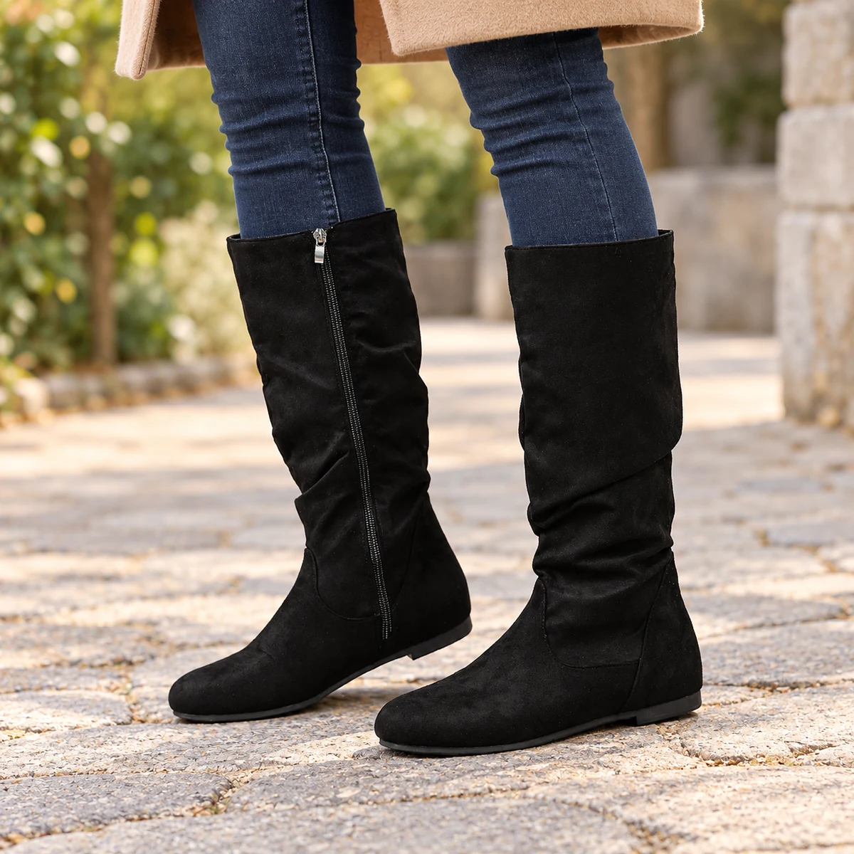 Chaussures à talons noires veloutées avec fermeture éclair latérale pour femme