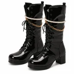 Bottes femme noires vernies à lacets et chaînes