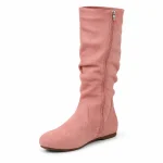 bottes femme roses plissees a talon bas vue de trois quarts sur fond blanc 44785