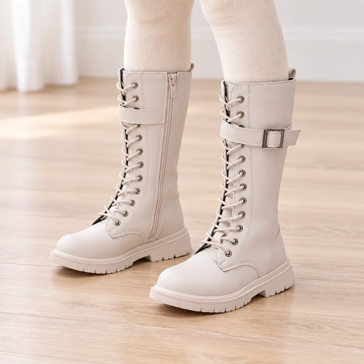 bottes fille blanches hautes a lacets 44533 11b porte