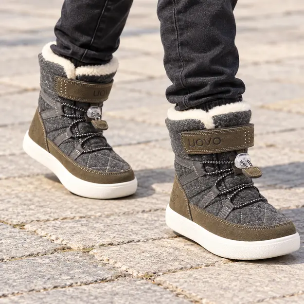 bottes garcon grises fourrees mi mollet portees en marchant avec un pantalon sombre 44712