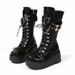 Bottes gothiques femme noires à plateforme avec rivets tendance