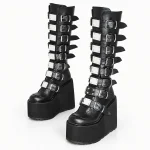 Bottes gothiques féminines noires mates à plateforme avec boucle en cuir