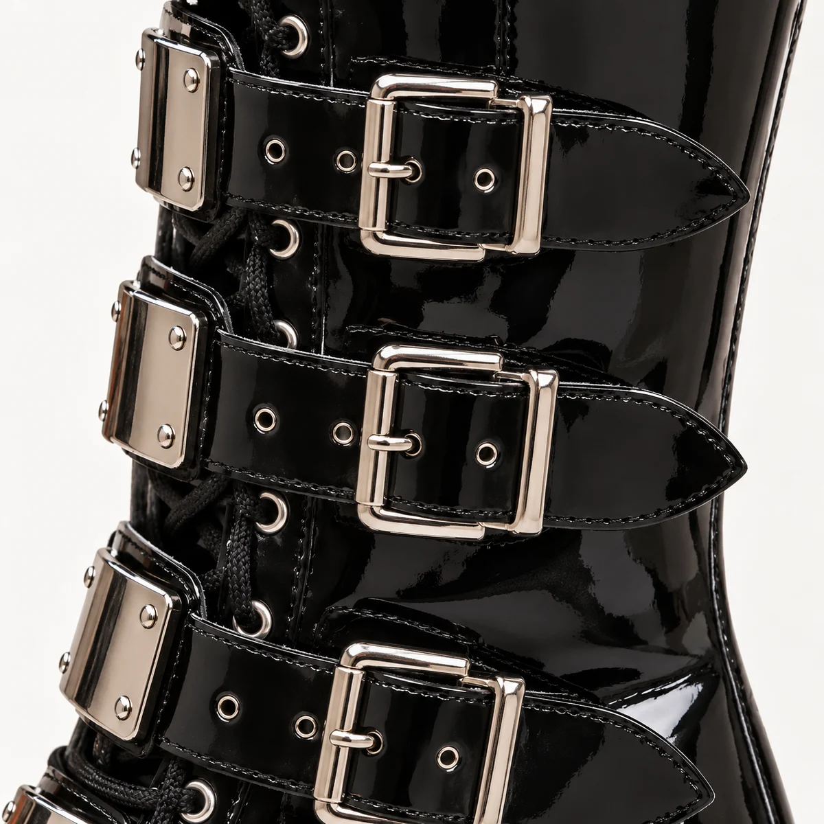 Chaussures gothiques femme noires avec multiples boucles et finition brillante