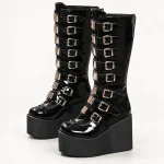 Bottes gothiques femme noires vernies avec multiples boucles élégantes