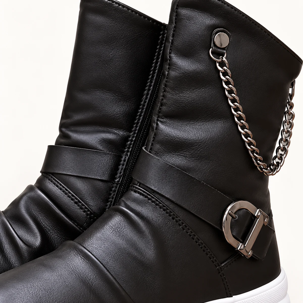 Chaussures homme noires à chaîne mode streetwear avec semelle blanche