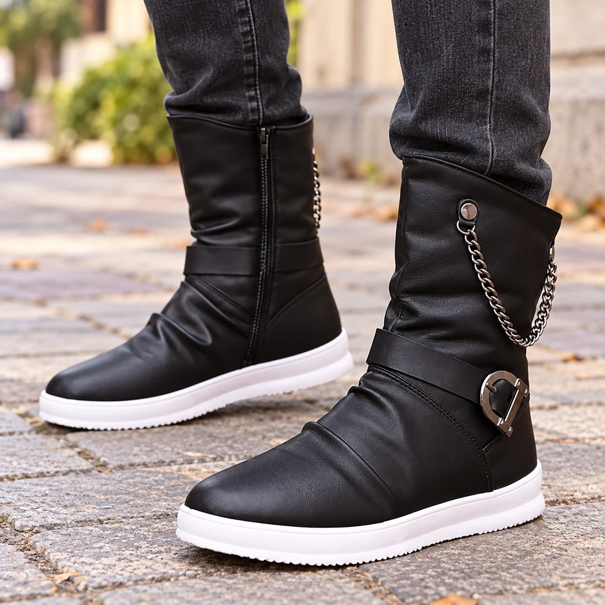 Chaussures homme noires à chaîne et semelle blanche tendance mode masculine