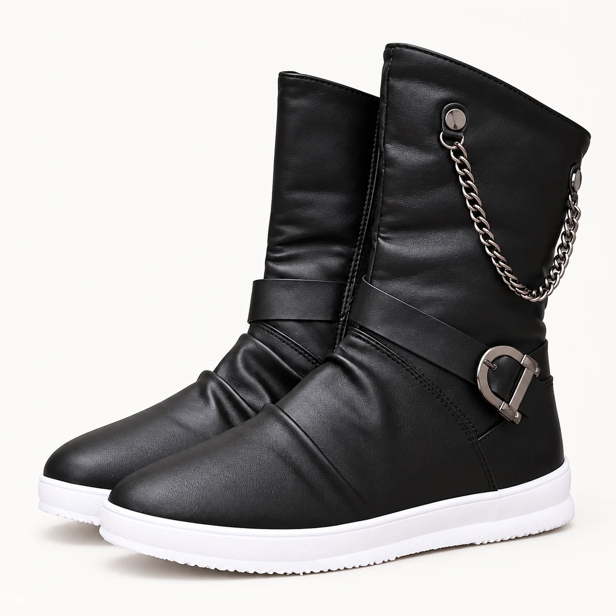 Bottes masculines noires avec détails chaîne et semelle blanche robuste