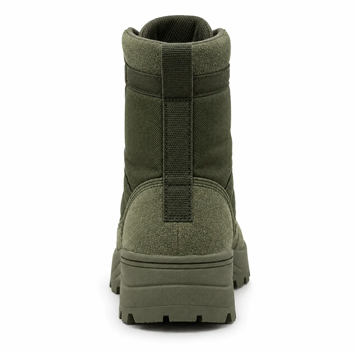 Homme portant des bottes vertes à lacets dans un style militaire