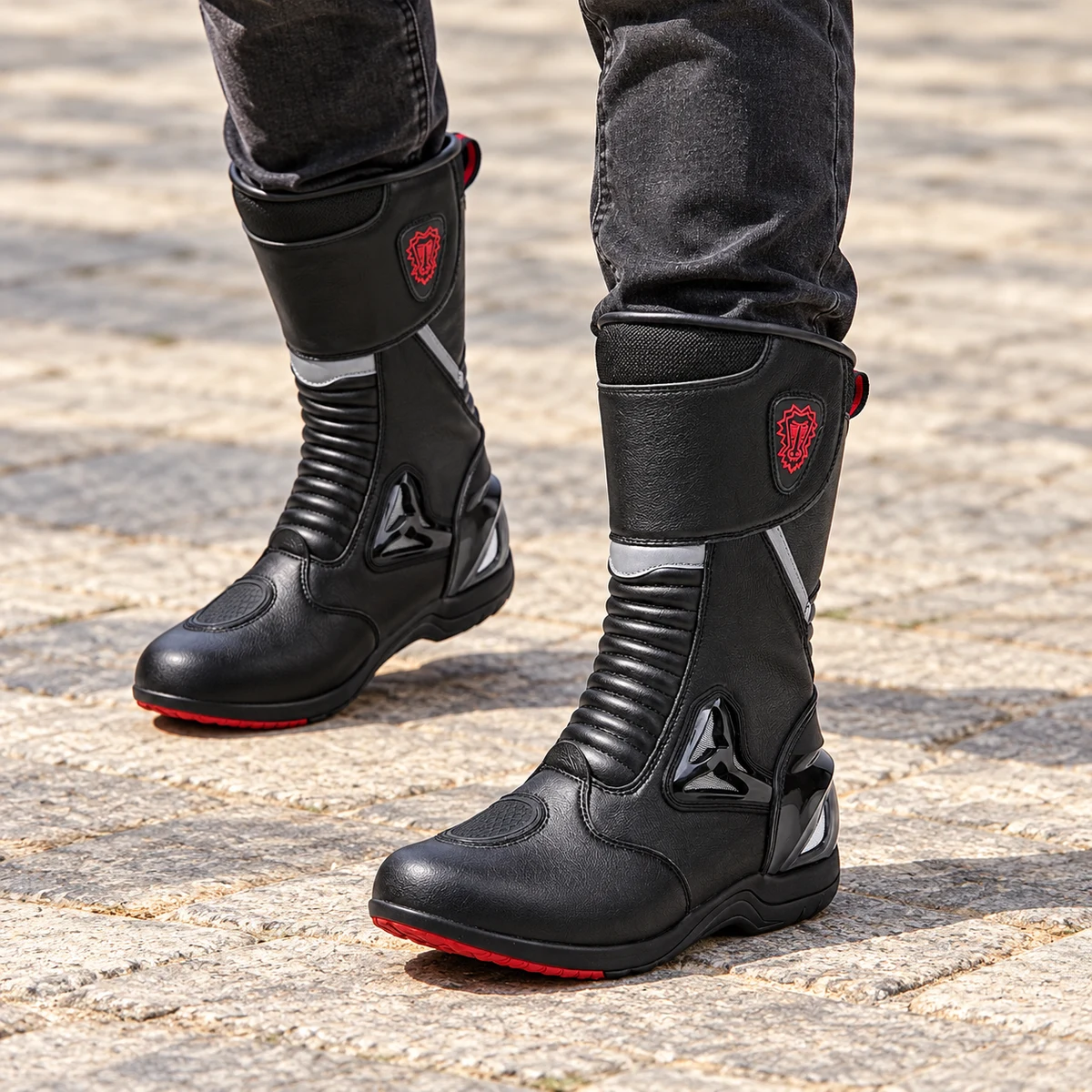 Chaussures mixtes noires à empiècements en cuir et accents rouges modernes