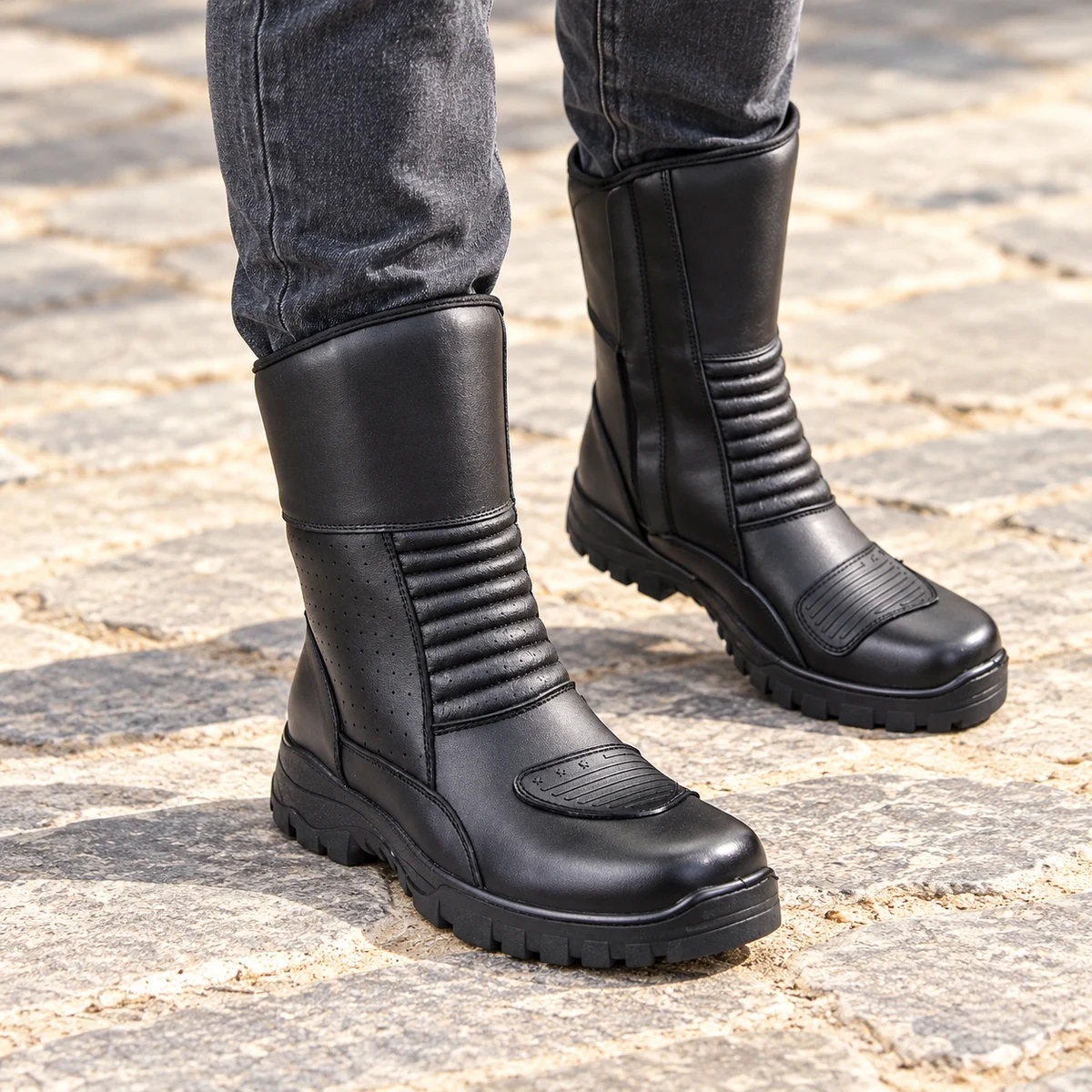 Chaussures noires à plis avant et semelle crantée pour un look urbain