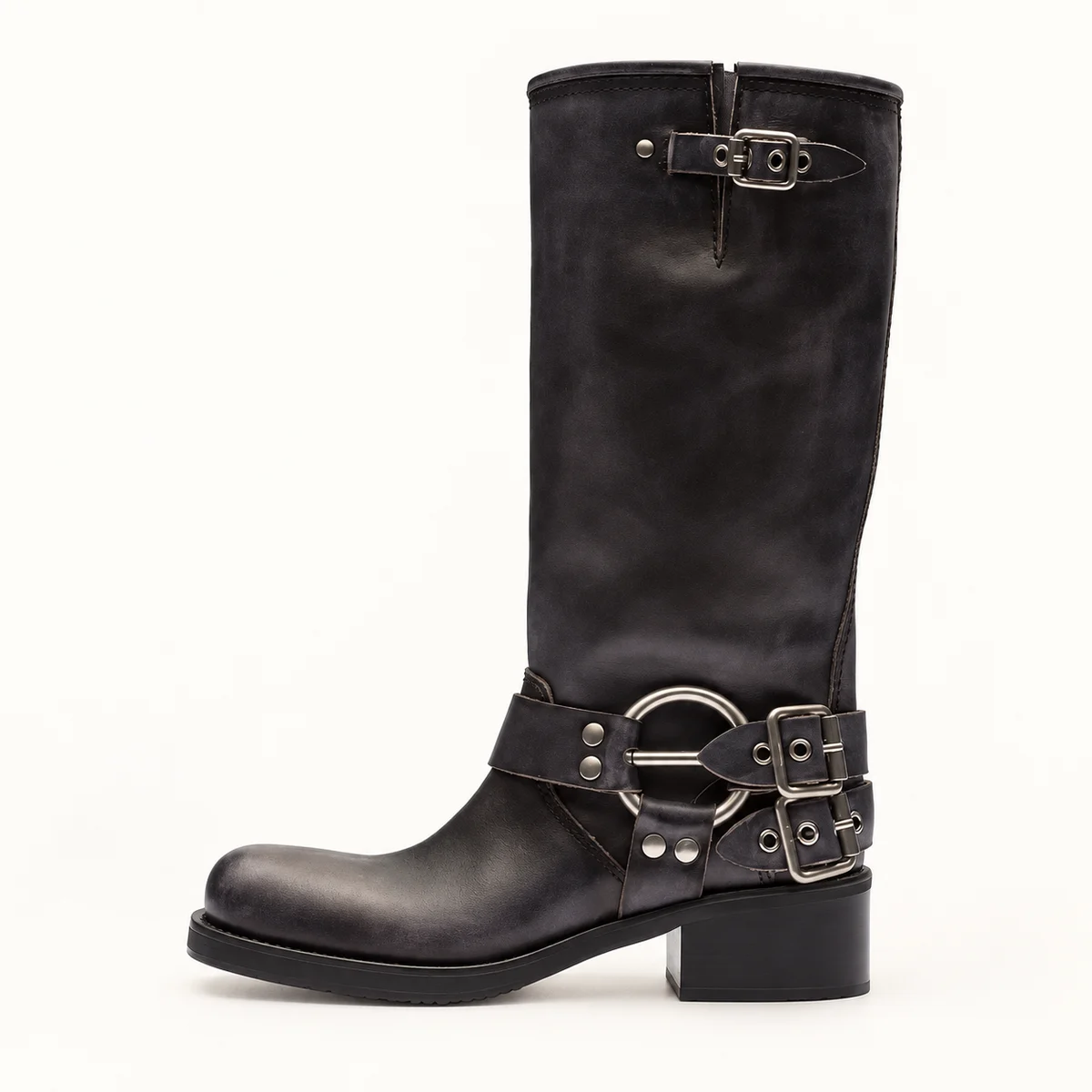 Vue frontale des bottes motardes noires à anneau pour femme élégante