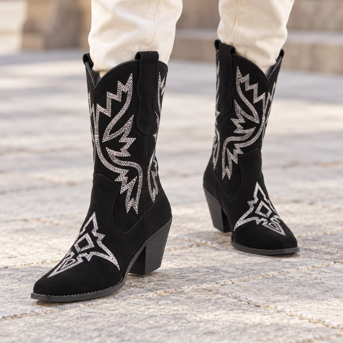 Chaussures bordées de motifs argentés pour femme en bottes santiag
