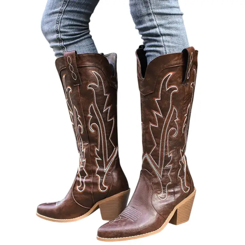 Détail des broderies contrastantes sur chaussures cowboy pour femme