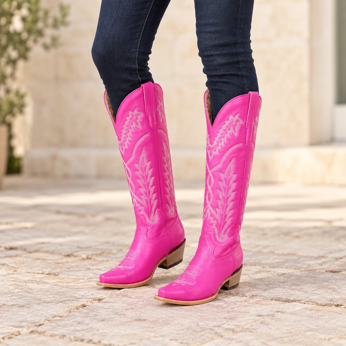 Chaussures western femme colorée avec broderies élégantes et cuir rose vif