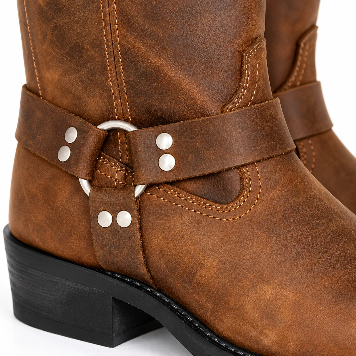 Bottes western homme marron avec détail de rivets et finition