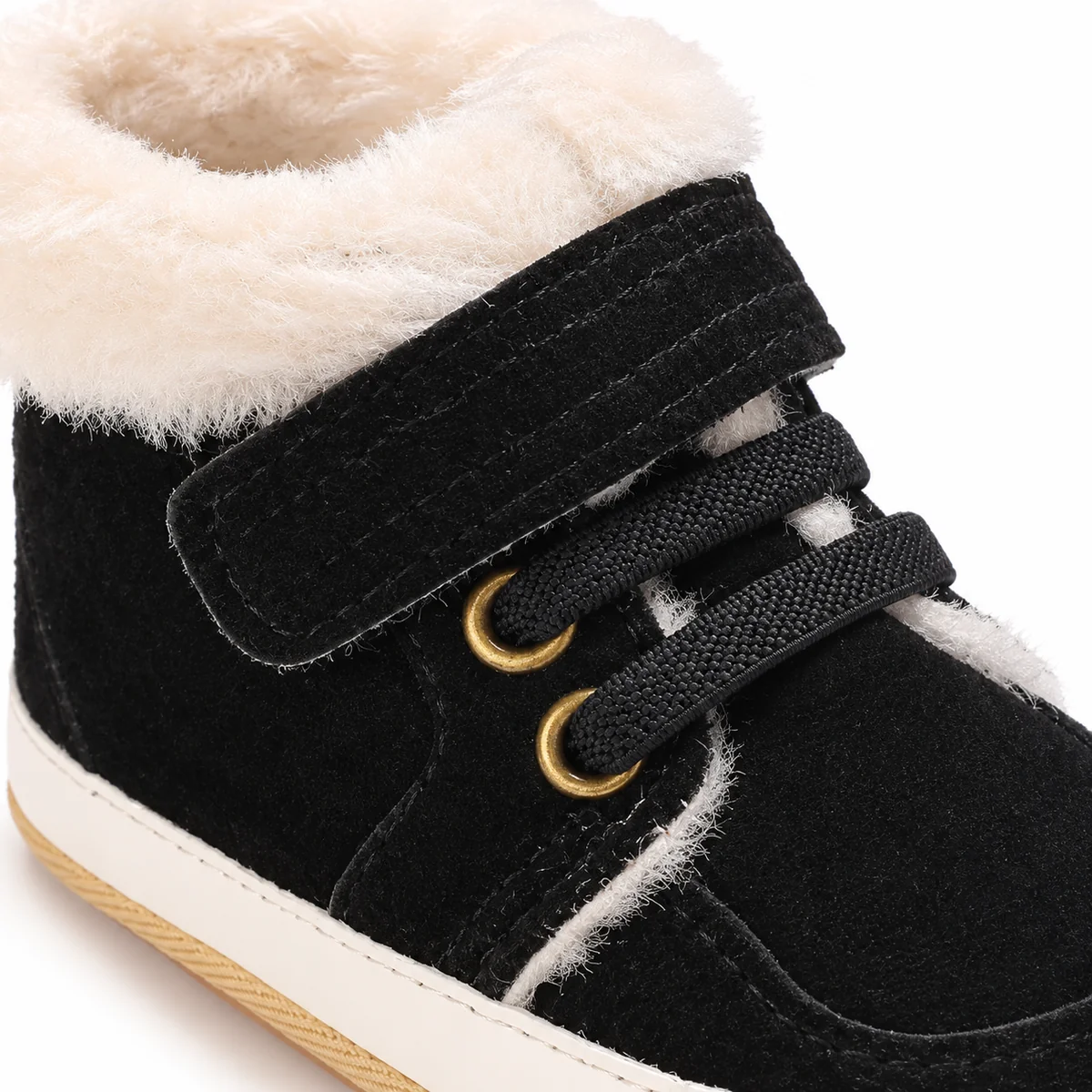 Enfant portant des bottines noires à scratch pour bébés avec col clair