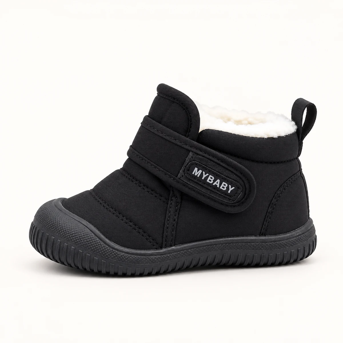 Zoom sur bottines bébé matelassées noires avec réglage par scratch