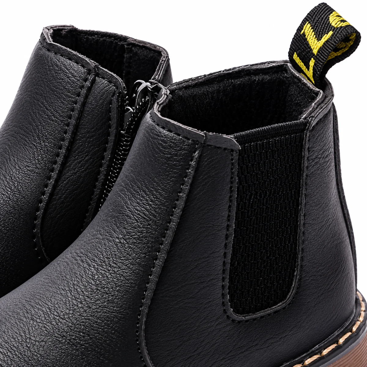 Vue latérale des bottines Chelsea pour enfant noires avec comme détails la semelle contrastante