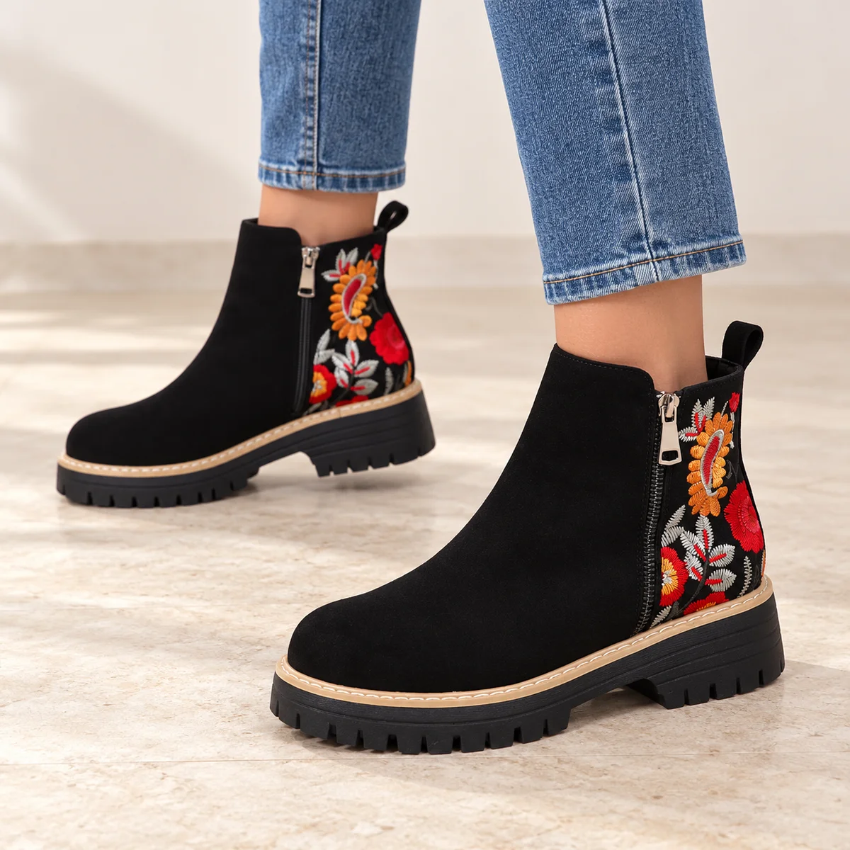 Détails des bottines Chelsea noires à motifs floraux multicolores pour femme