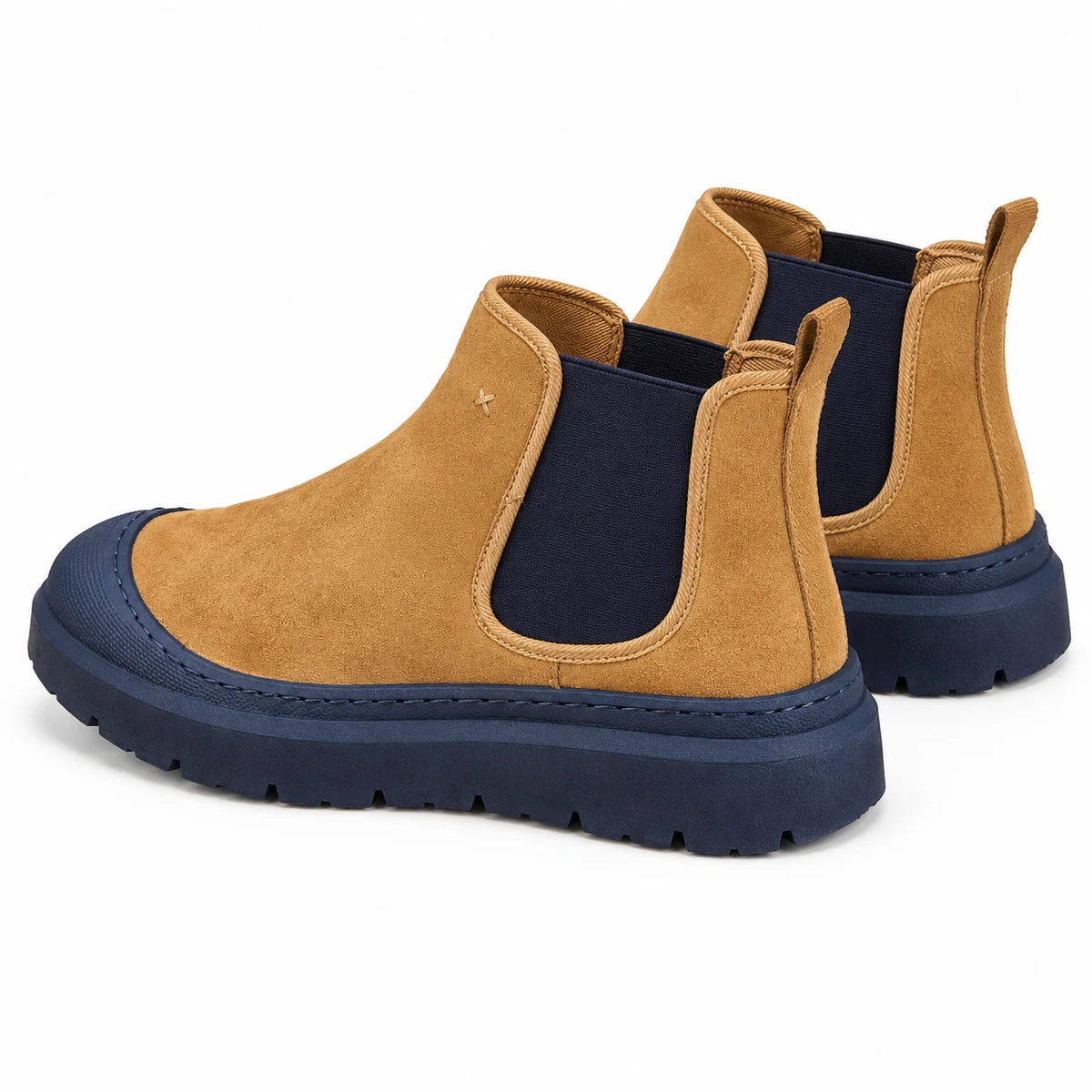 Homme portant des bottines Chelsea à semelle contrastante style tendance