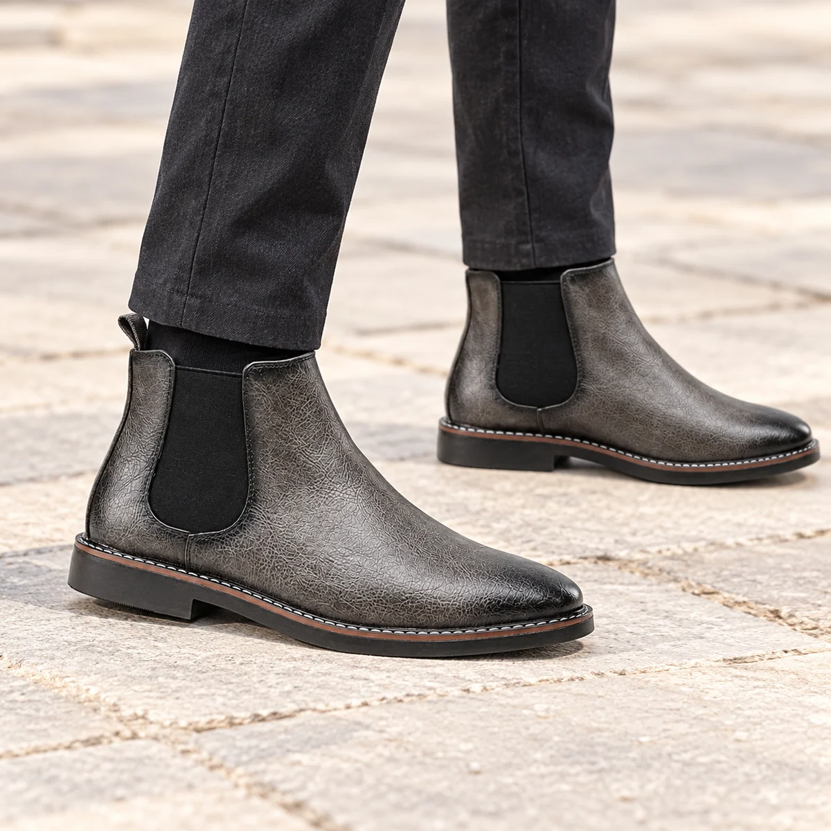 Détail des bottines Chelsea hommes grises à finition patinée pour look urbain