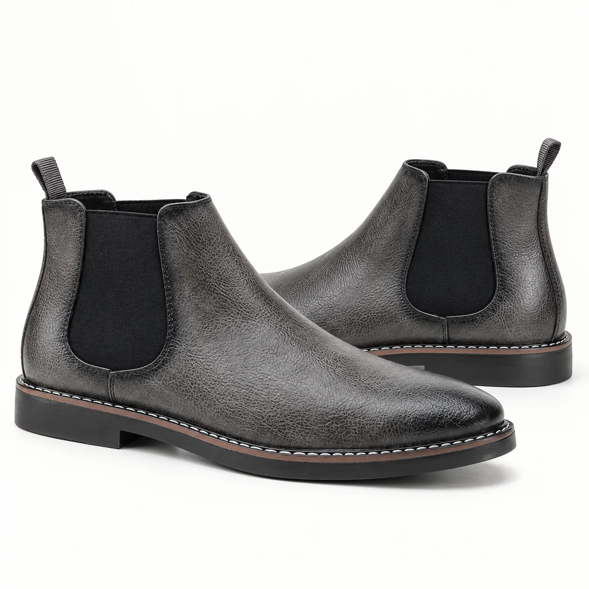 Homme portant des bottines Chelsea grises à look chic avec finition patinée