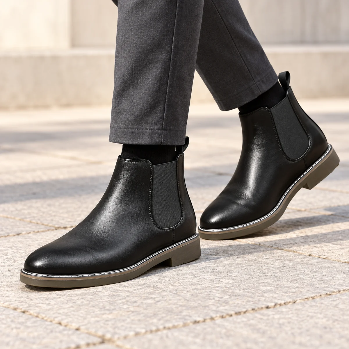 Détail des bottines Chelsea homme noires avec finition cousue robuste