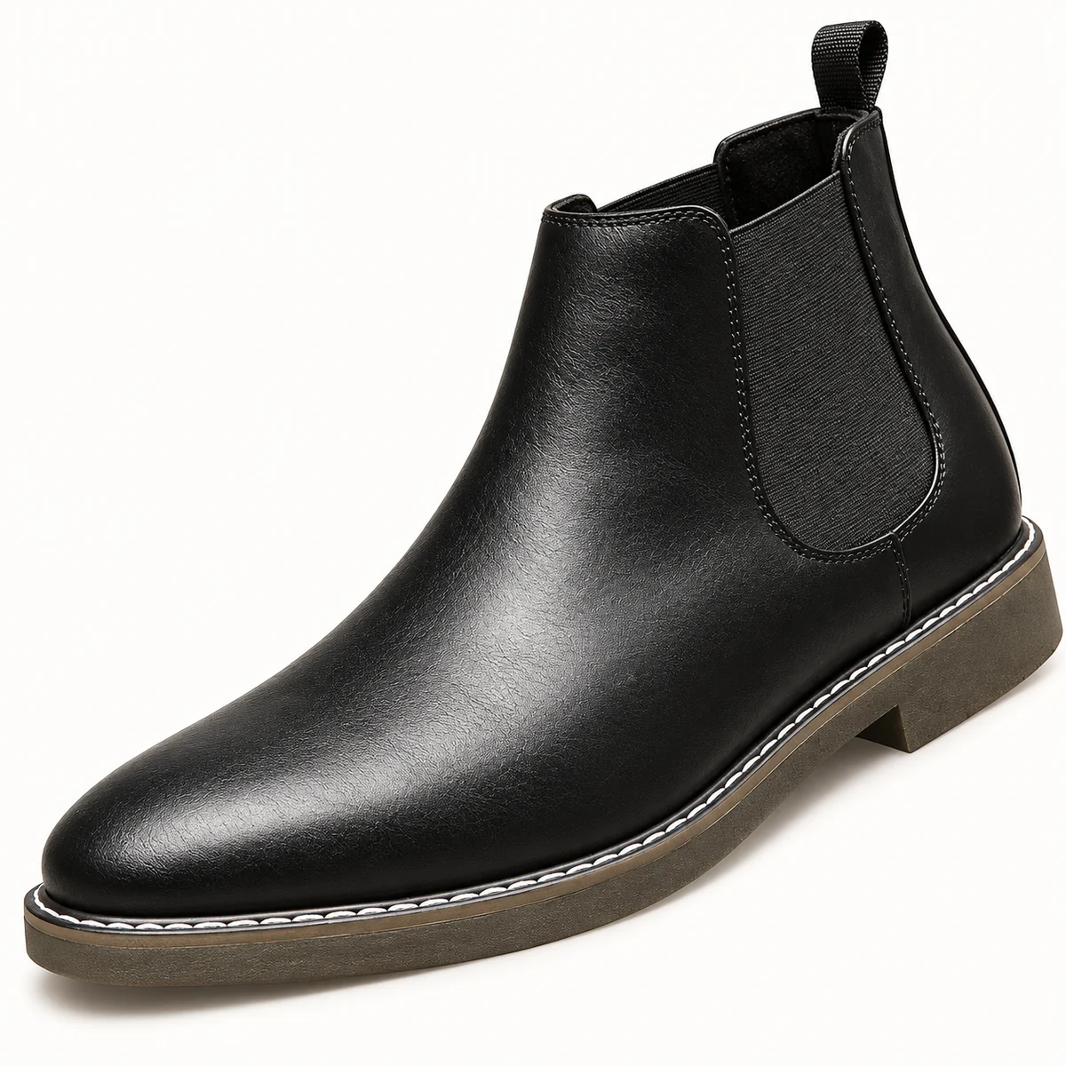 Vue rapprochée des bottines Chelsea masculines noires à couture renforcée