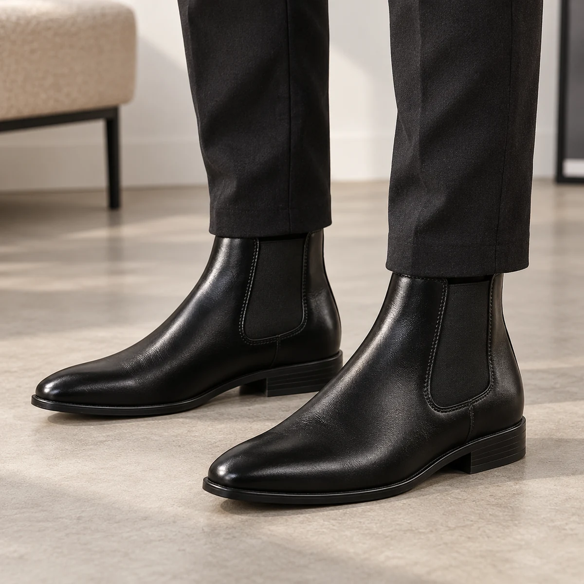 Vue de face des bottines Chelsea homme noires à bout effilé