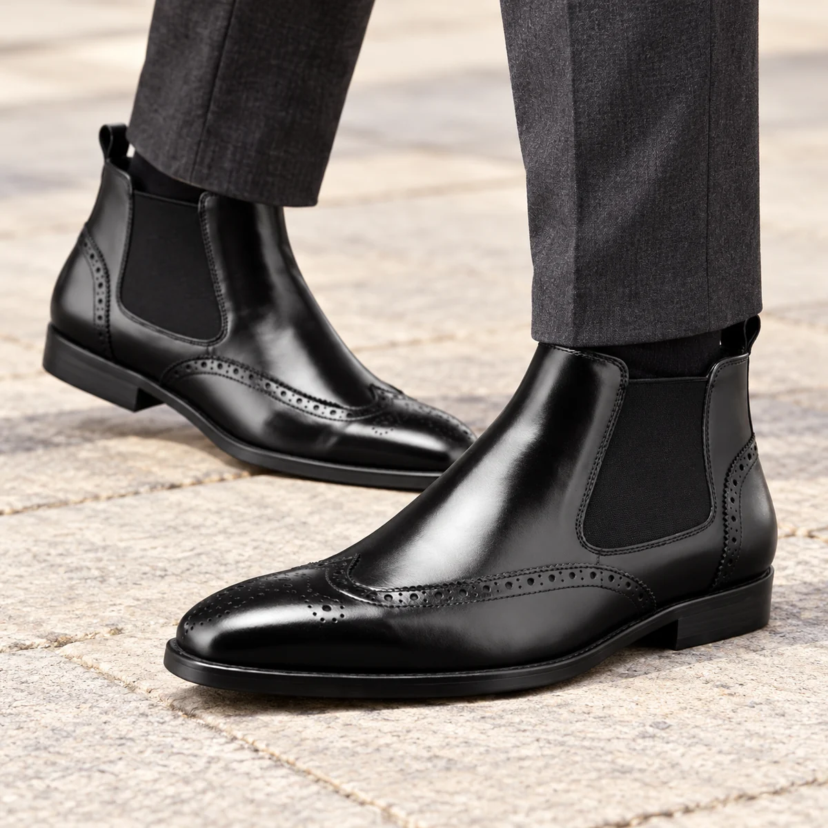 Close-up de la chaussure Chelsea homme noire avec motif fleuri sur le bout