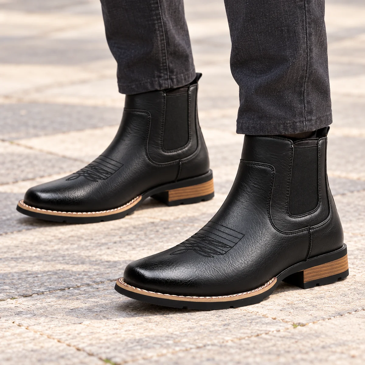 Vue rapprochée des bottines Chelsea pour homme en cuir noir à coutures croisées