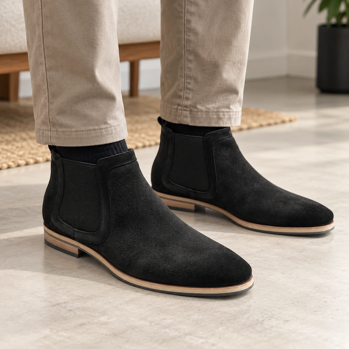 Détail des bottines Chelsea homme noires à texture veloutée mode urbaine