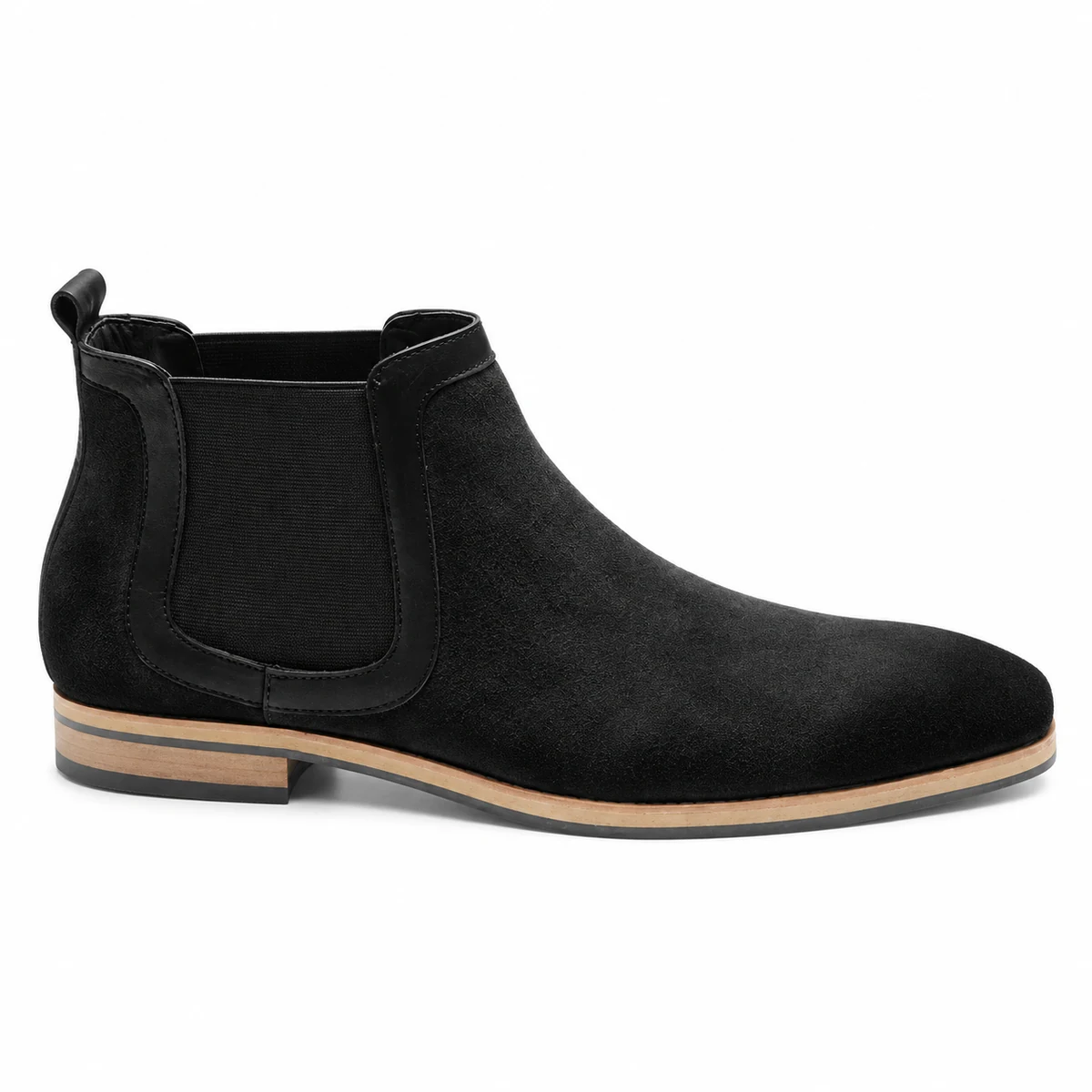 Homme portant des bottines Chelsea noires à finition veloutée pour un style chic