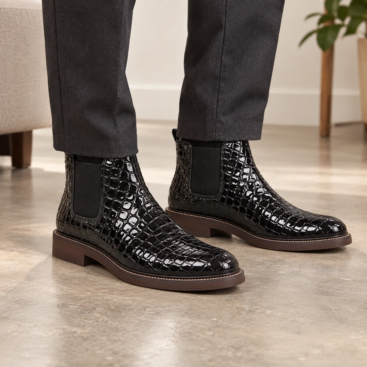 Détail des bottines Chelsea en cuir noir avec texture crocodile pour homme