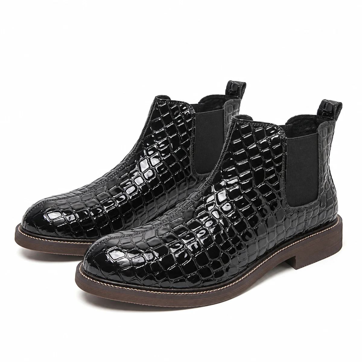 Fronces et semelle des bottines Chelsea homme en cuir noir à effet crocodile
