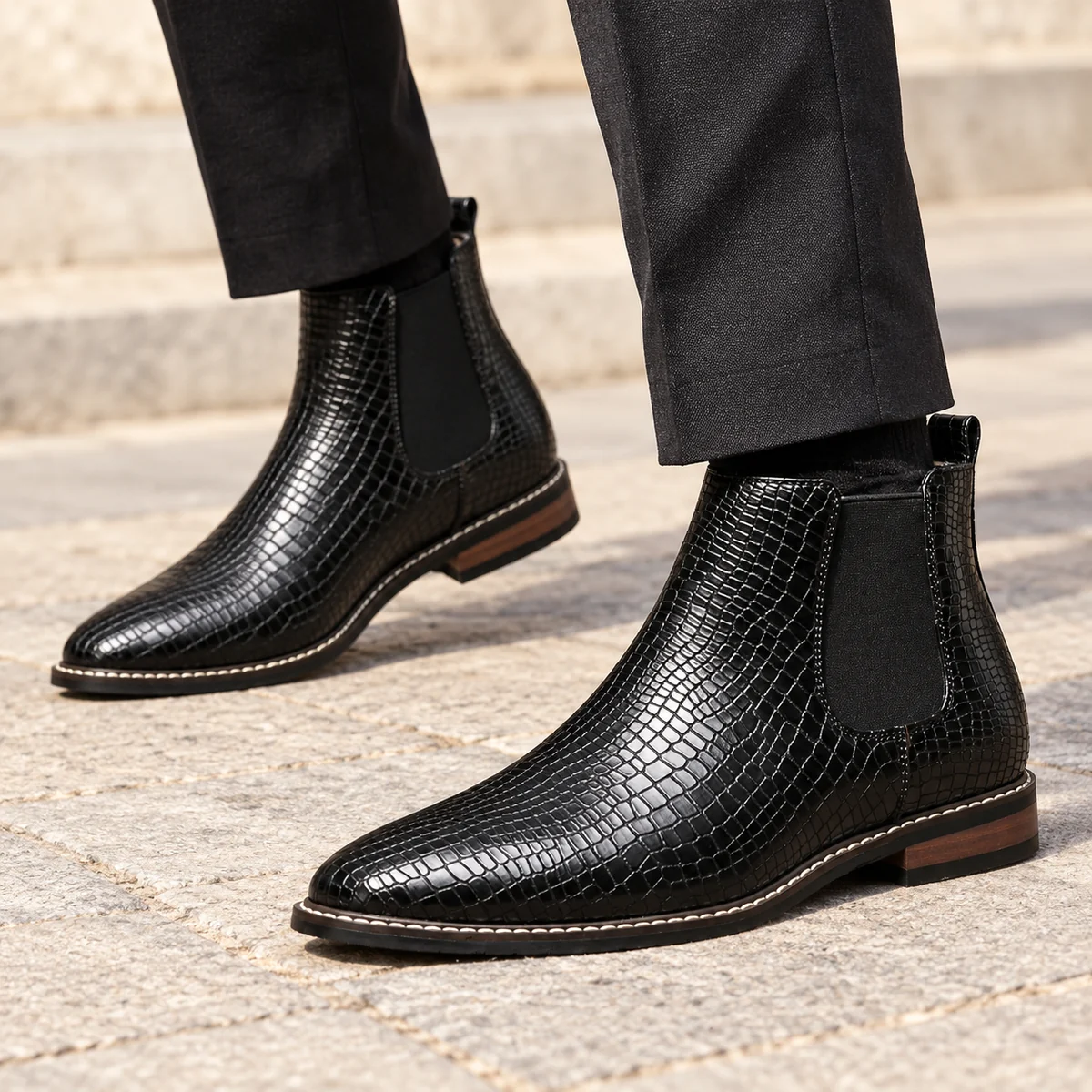 Prise de vue des bottines Chelsea homme noires à texture reptile sophistiquée