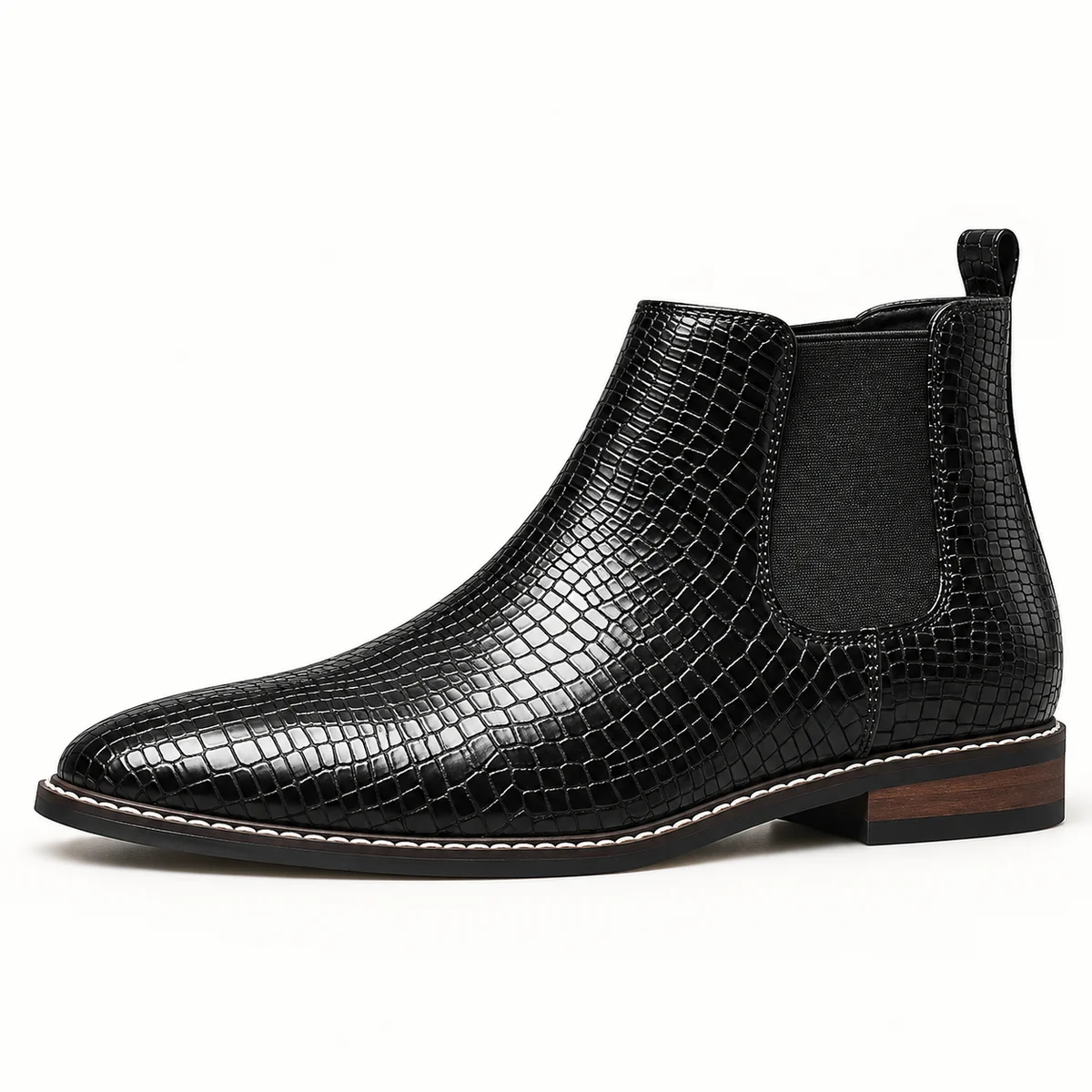 Détail des bottines homme Chelsea noires à finition relief réptile en cuir