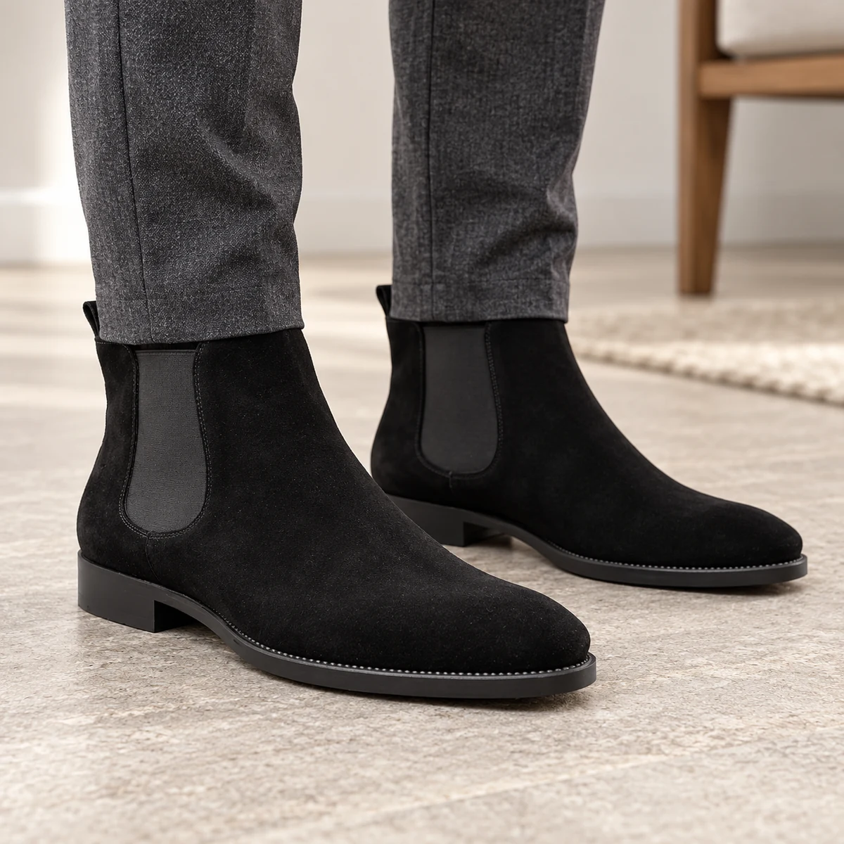 Vue de face de bottines Chelsea homme en suédine noire avec finition surpiquée