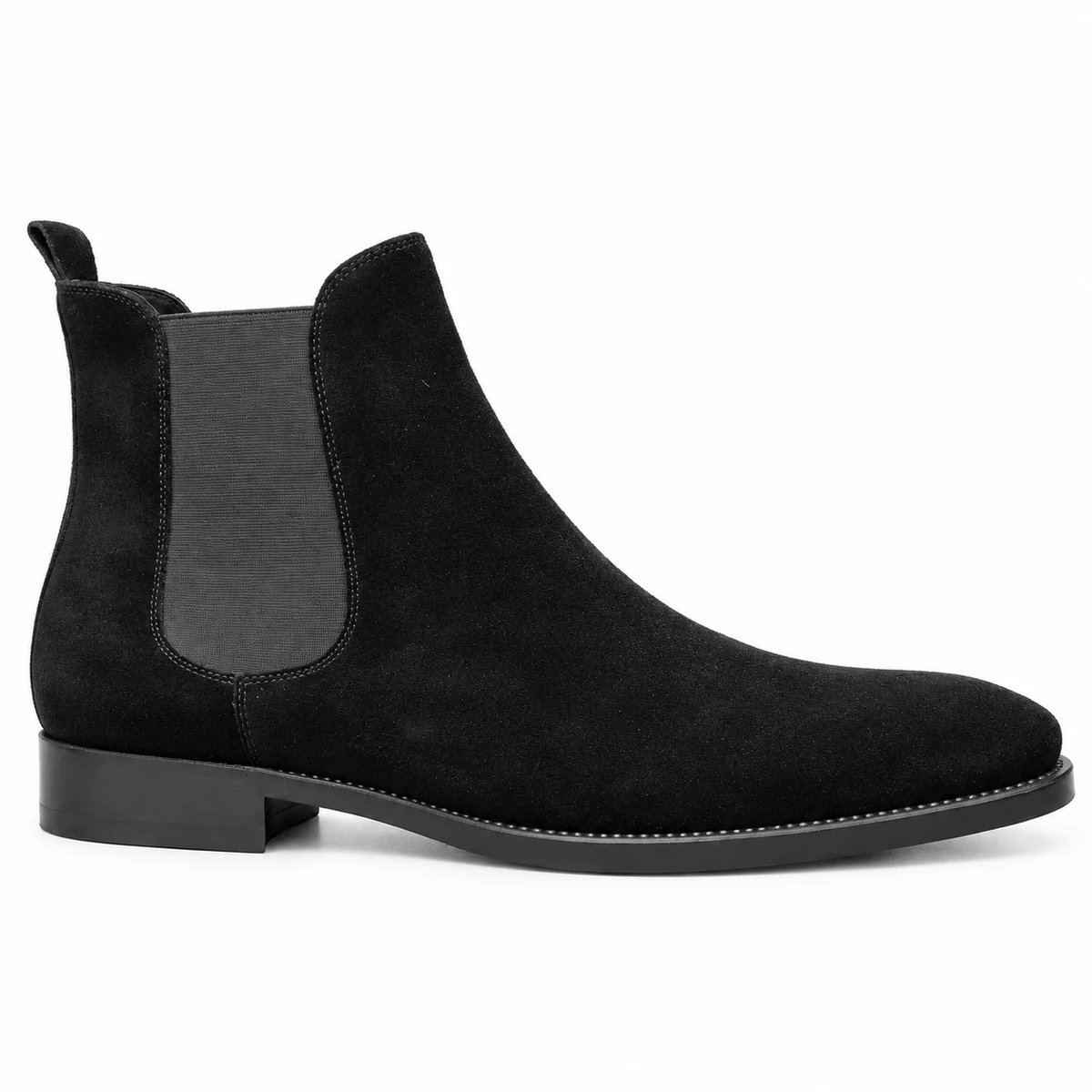 Détail des bottines Chelsea homme en suédine avec bordure surpiquée moderne