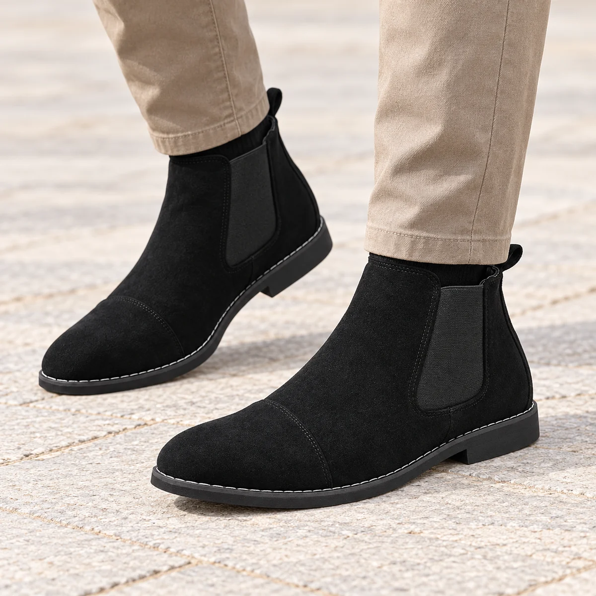 Vue latérale des bottines Chelsea pour homme en suédine noire