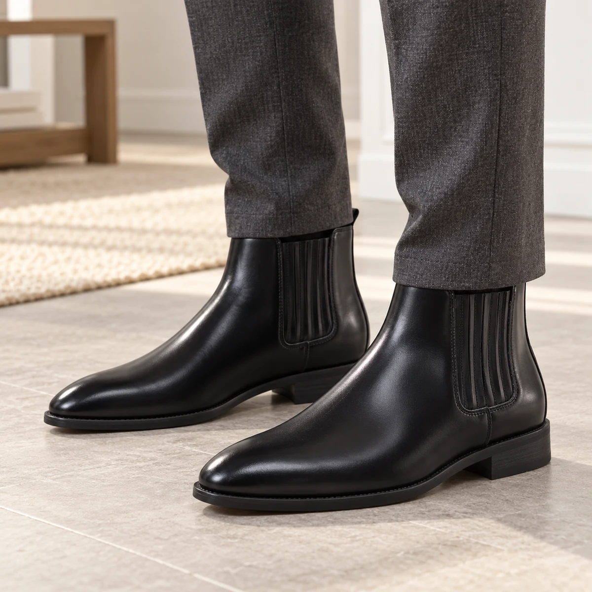 Vue latérale des bottines Chelsea homme noires à talon bas et finition lisse