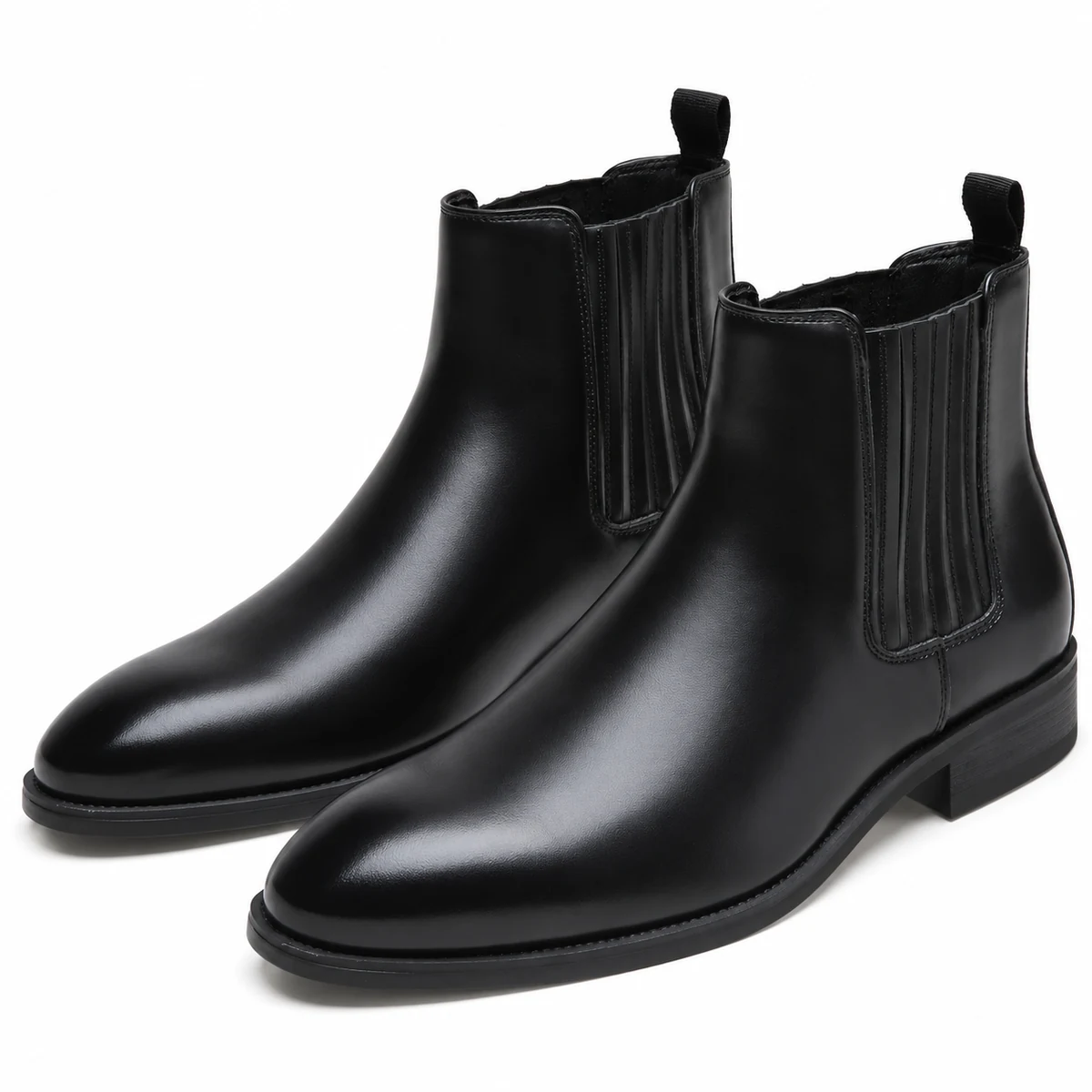 Homme portant des bottines Chelsea noires lisses avec talon à la mode