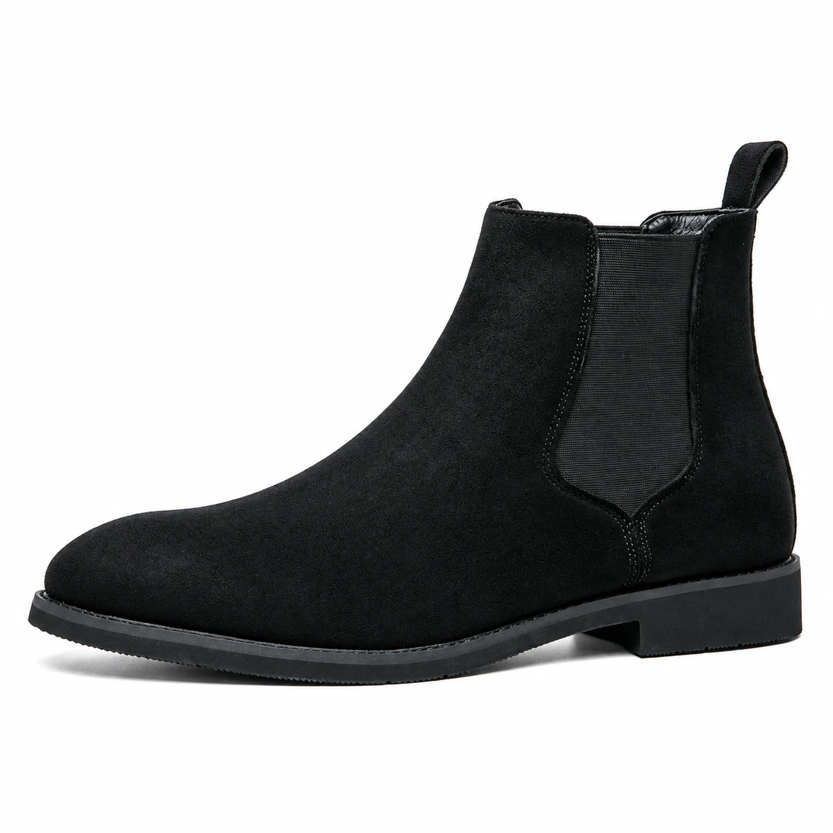 Homme portant des bottines Chelsea noires en velours à bout arrondi pour un style élégant