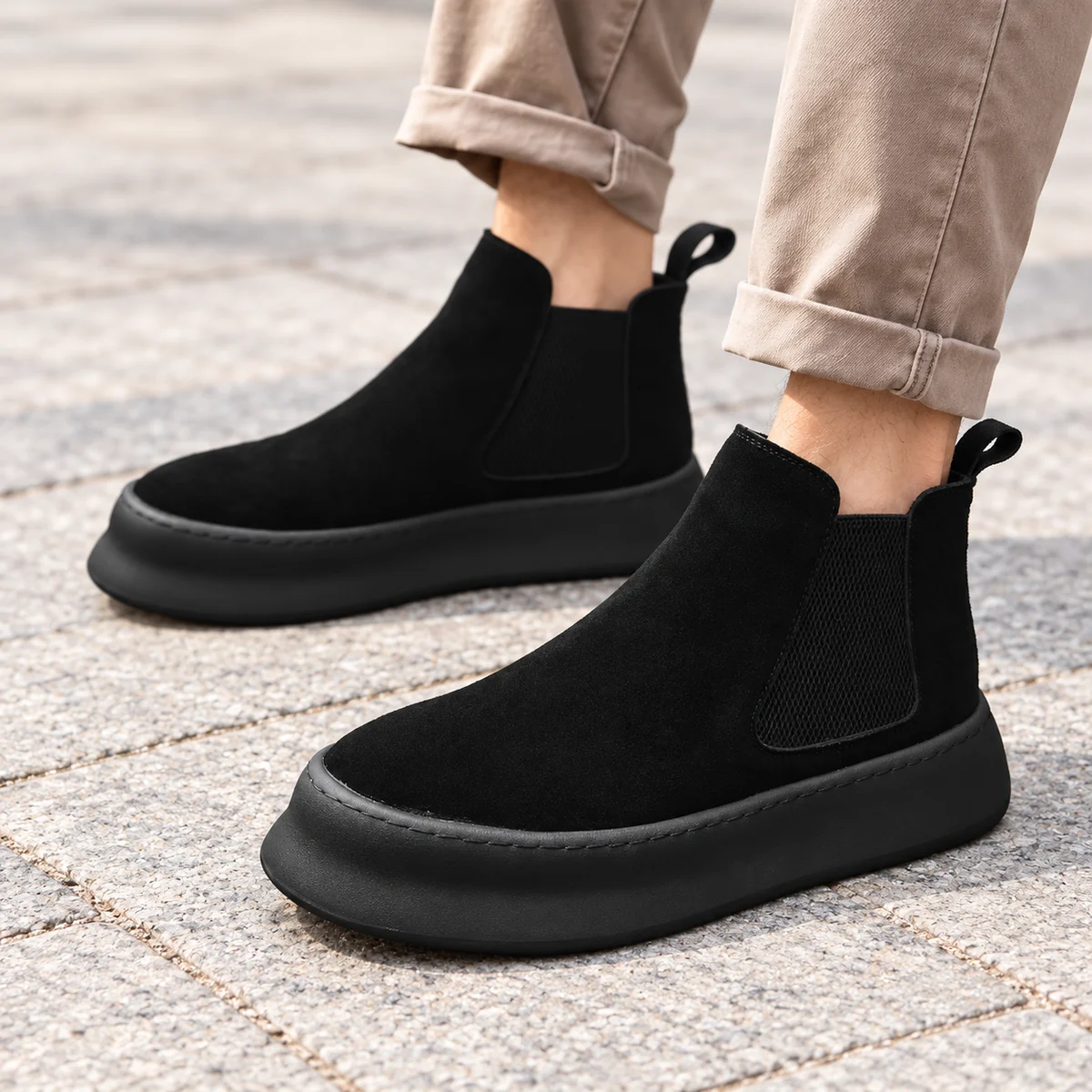 Chaussures Chelsea homme noires veloutées avec semelle robuste et design élégant