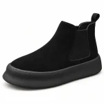 Bottines Chelsea homme noires en velours avec semelle épaisse sur fond blanc