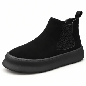 Bottines Chelsea homme noires en velours avec semelle épaisse sur fond blanc
