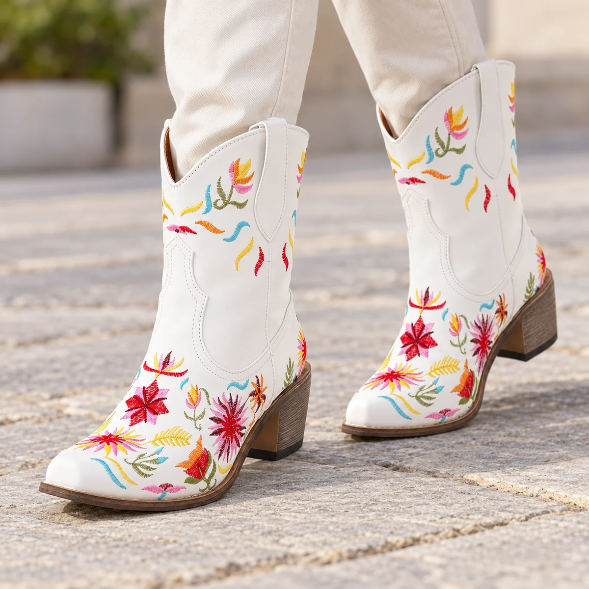 Chaussures cowboy femme blanches avec motifs floraux colorés
